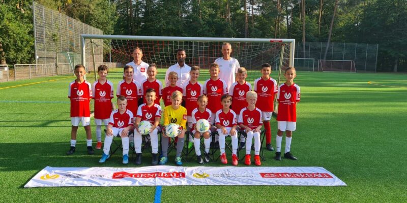 Allfinanz Deutsche Vermögensberatung Bereket Tesfai Stattet Die E1-Junioren Des 1. FC Langen Mit Einem Neuen Trikotsatz Aus